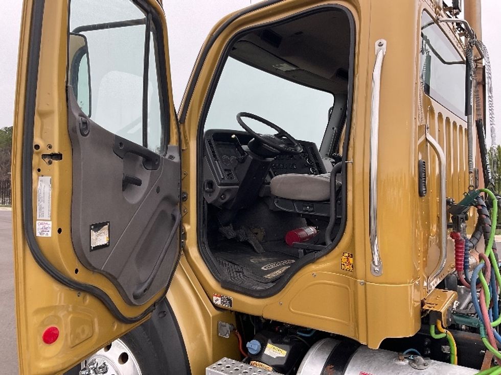 Day Cab Tractor-Heavy Duty Tractors-Freightliner-2019-M211264S-Concord-NC-187,395\n\t\tmiles-$ 34,250 - Image 9