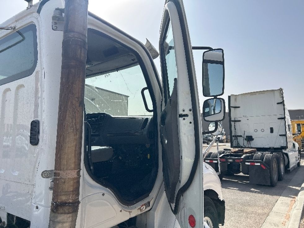 Day Cab Tractor-Heavy Duty Tractors-Freightliner-2019-M211264S-Odessa-TX-513,462\n\t\tmiles-$ 27,250 - Image 12