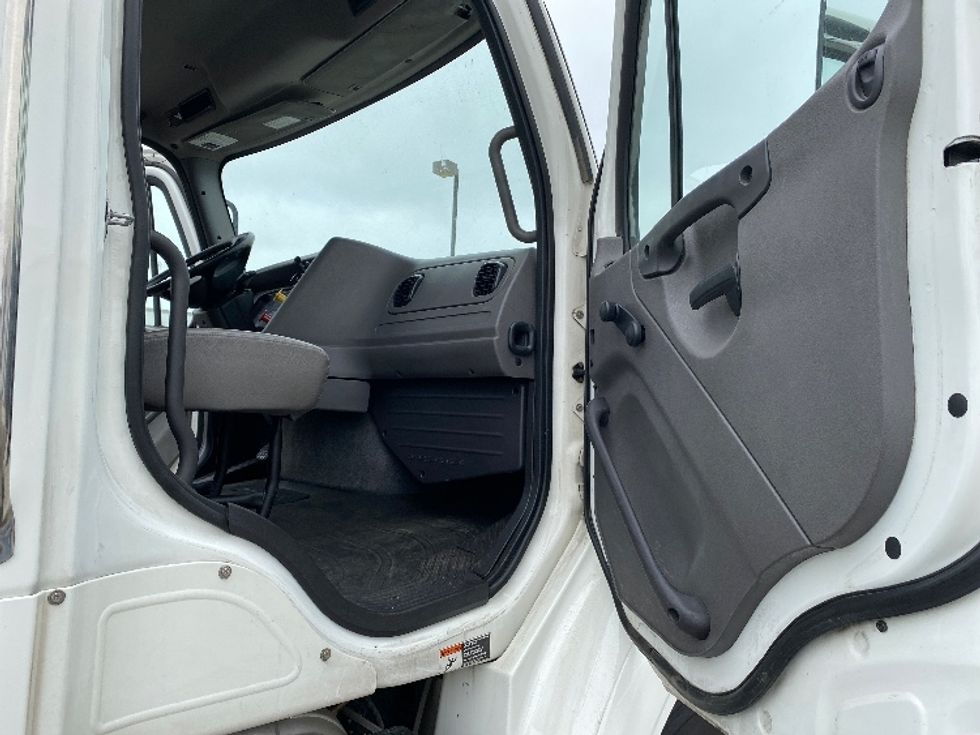 Day Cab Tractor-Heavy Duty Tractors-Freightliner-2019-M211264S-Torrance-CA-113,508\n\t\tmiles-$ 66,750 - Image 12