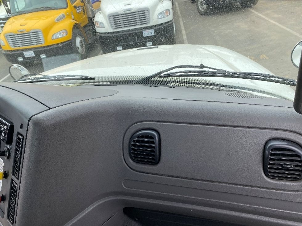 Day Cab Tractor-Heavy Duty Tractors-Freightliner-2019-M211264S-Torrance-CA-113,508\n\t\tmiles-$ 66,750 - Image 13