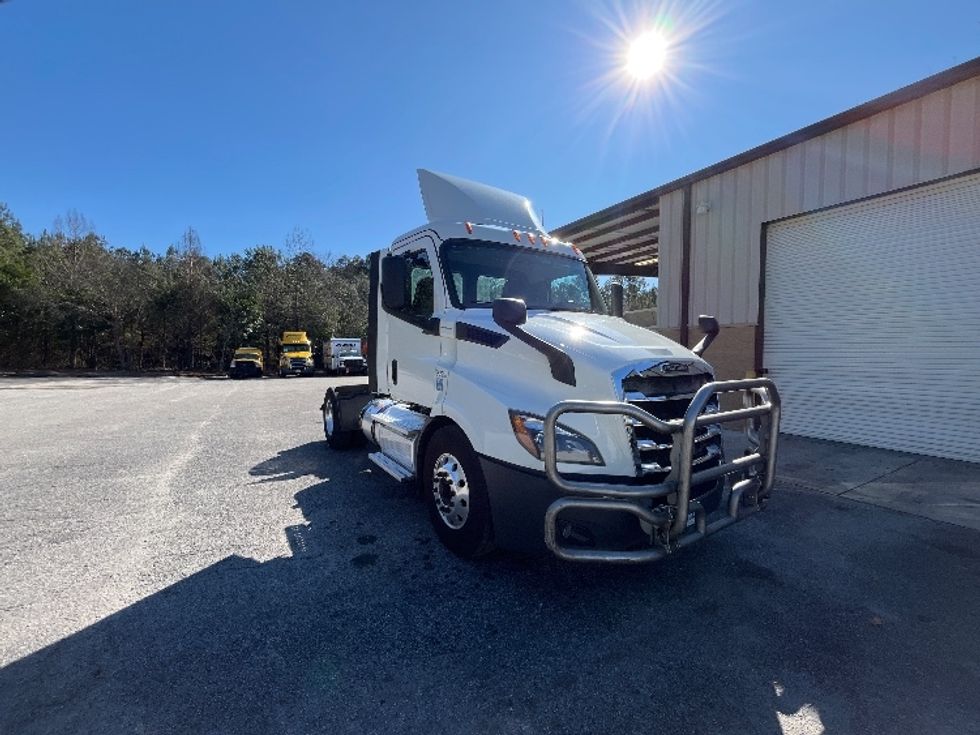 Day Cab Tractor-Heavy Duty Tractors-Freightliner-2019-T11642ST-Atlanta-GA-305,455\n\t\tmiles-$ 38,000 - Image 1