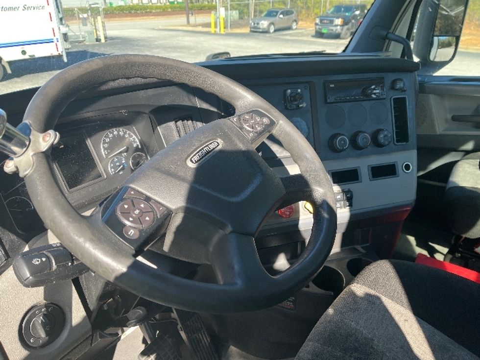 Day Cab Tractor-Heavy Duty Tractors-Freightliner-2019-T11642ST-Atlanta-GA-305,455\n\t\tmiles-$ 38,000 - Image 10