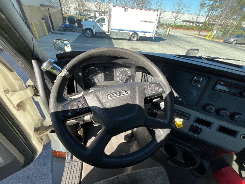 Day Cab Tractor-Heavy Duty Tractors-Freightliner-2019-T11642ST-Atlanta-GA-305,455\n\t\tmiles-$ 38,000 - Image 11