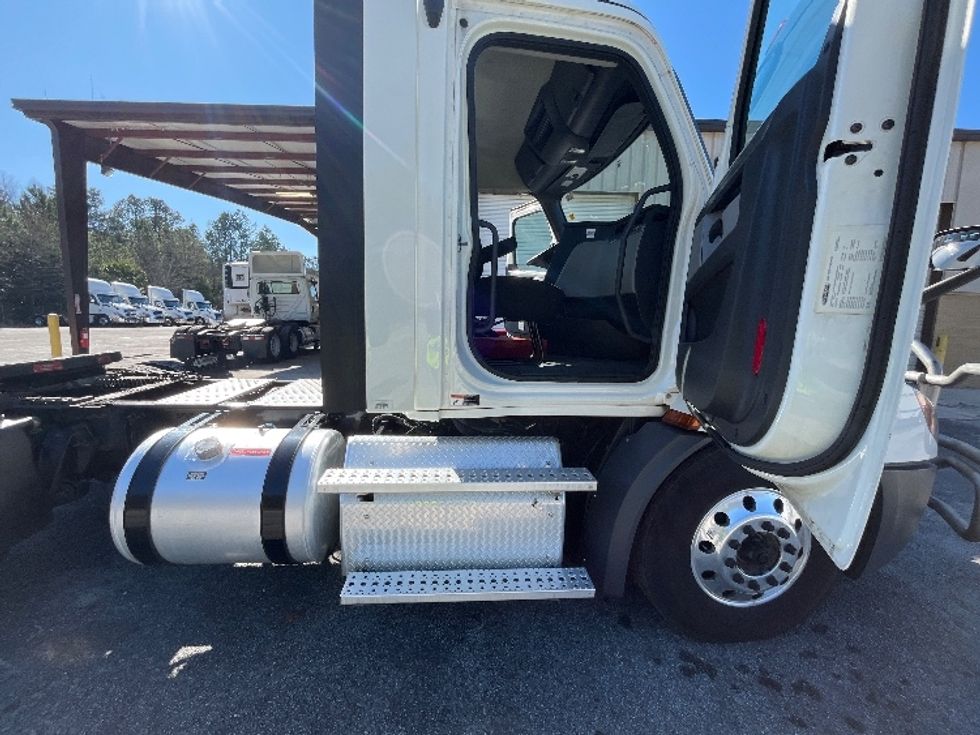 Day Cab Tractor-Heavy Duty Tractors-Freightliner-2019-T11642ST-Atlanta-GA-305,455\n\t\tmiles-$ 38,000 - Image 12