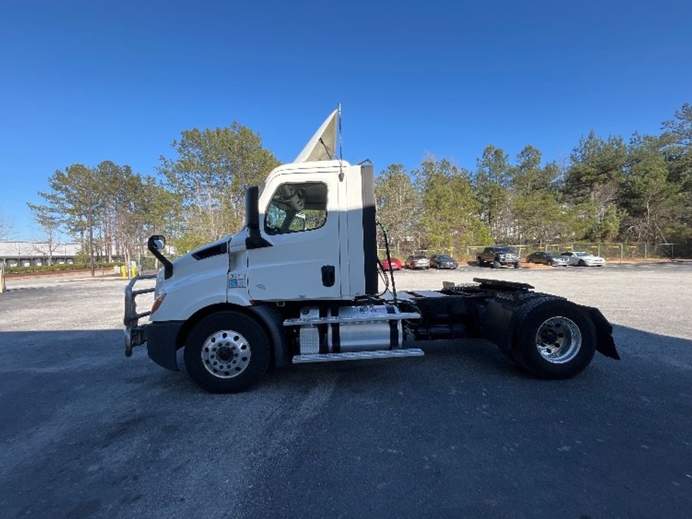 Day Cab Tractor-Heavy Duty Tractors-Freightliner-2019-T11642ST-Atlanta-GA-305,455\n\t\tmiles-$ 38,000 - Image 4