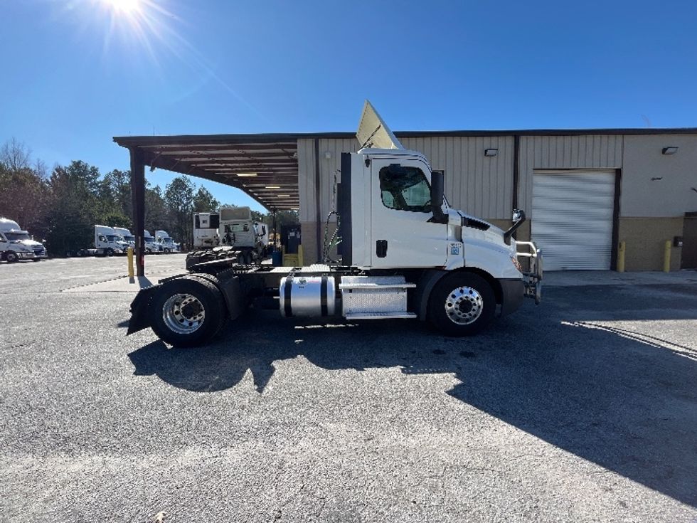 Day Cab Tractor-Heavy Duty Tractors-Freightliner-2019-T11642ST-Atlanta-GA-305,455\n\t\tmiles-$ 38,000 - Image 8