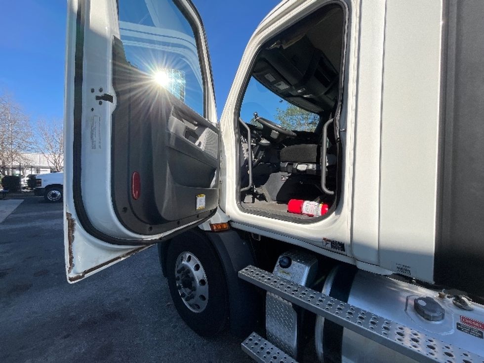 Day Cab Tractor-Heavy Duty Tractors-Freightliner-2019-T11642ST-Atlanta-GA-305,455\n\t\tmiles-$ 38,000 - Image 9