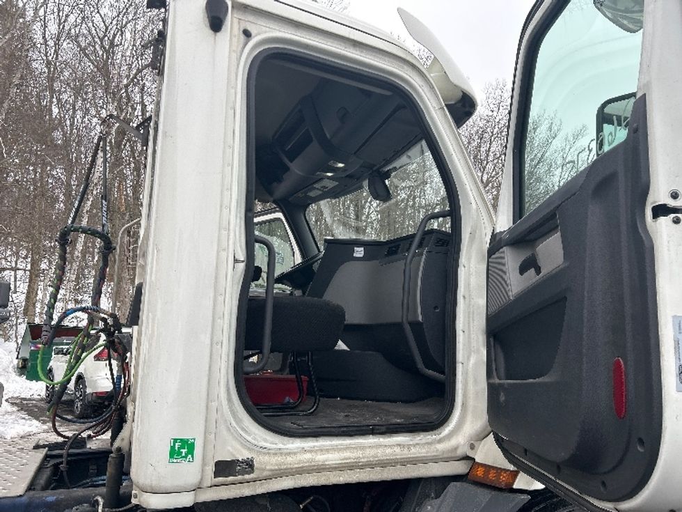 Day Cab Tractor-Heavy Duty Tractors-Freightliner-2019-T11642ST-Auburn-MA-253,244\n\t\tmiles-$ 35,500 - Image 12