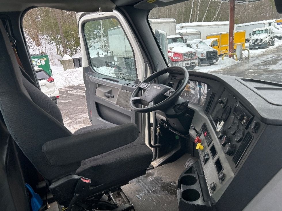 Day Cab Tractor-Heavy Duty Tractors-Freightliner-2019-T11642ST-Auburn-MA-253,244\n\t\tmiles-$ 35,500 - Image 14