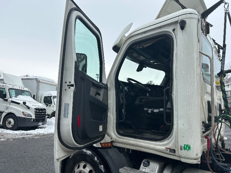 Day Cab Tractor-Heavy Duty Tractors-Freightliner-2019-T11642ST-Auburn-MA-253,244\n\t\tmiles-$ 35,500 - Image 9