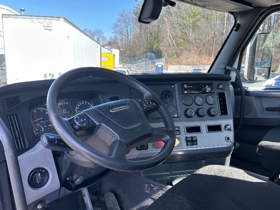 Day Cab Tractor-Heavy Duty Tractors-Freightliner-2019-T11642ST-Auburn-MA-340,319\n\t\tmiles-$ 31,750 - Image 10