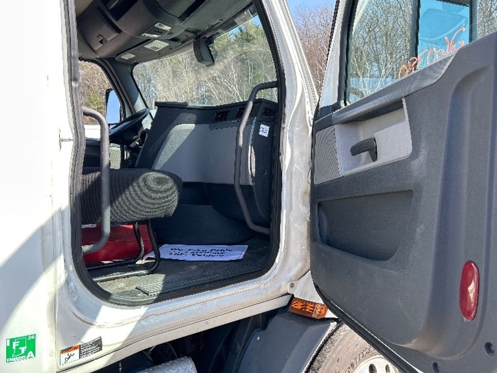 Day Cab Tractor-Heavy Duty Tractors-Freightliner-2019-T11642ST-Auburn-MA-340,319\n\t\tmiles-$ 31,750 - Image 12