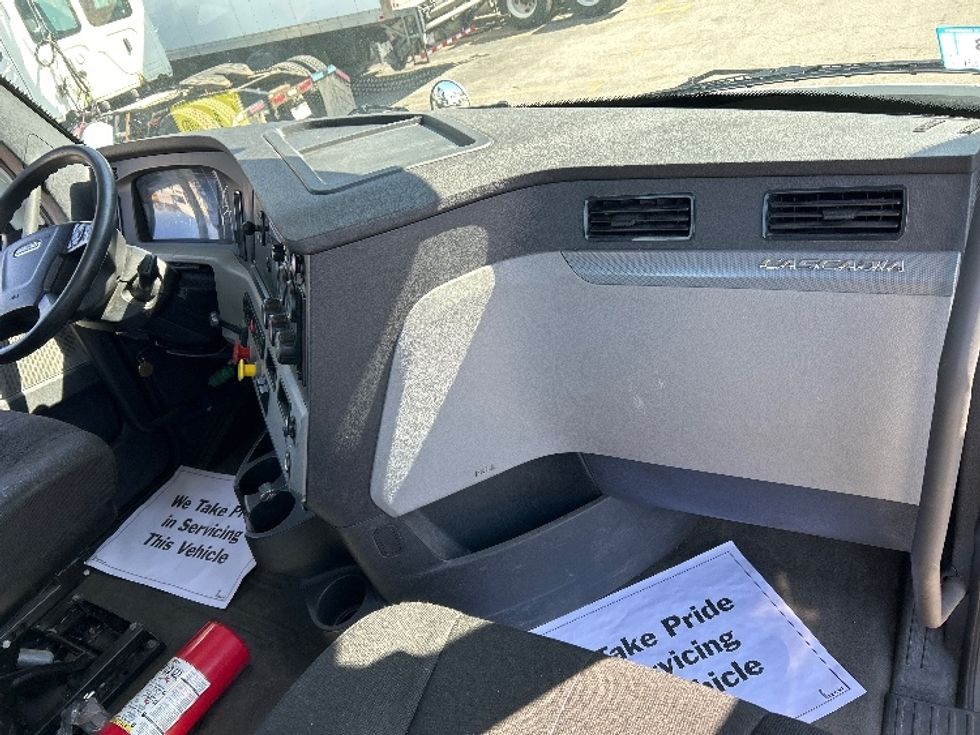 Day Cab Tractor-Heavy Duty Tractors-Freightliner-2019-T11642ST-Auburn-MA-340,319\n\t\tmiles-$ 31,750 - Image 13