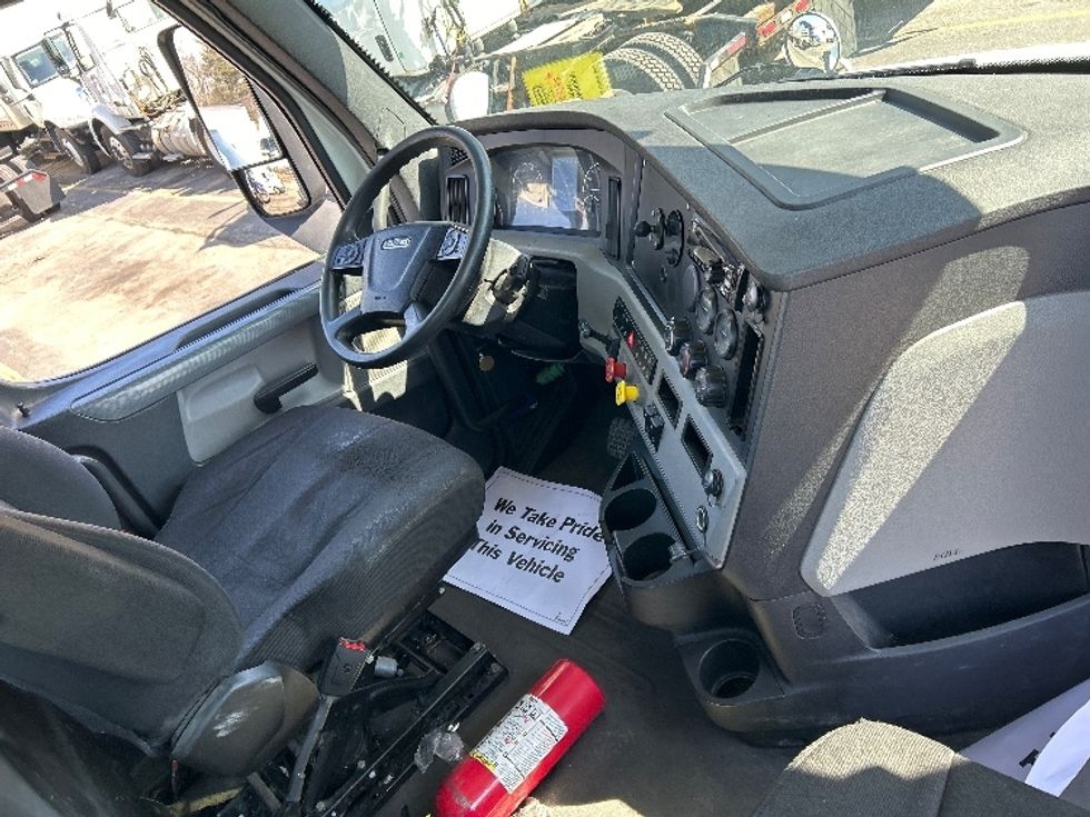 Day Cab Tractor-Heavy Duty Tractors-Freightliner-2019-T11642ST-Auburn-MA-340,319\n\t\tmiles-$ 31,750 - Image 14
