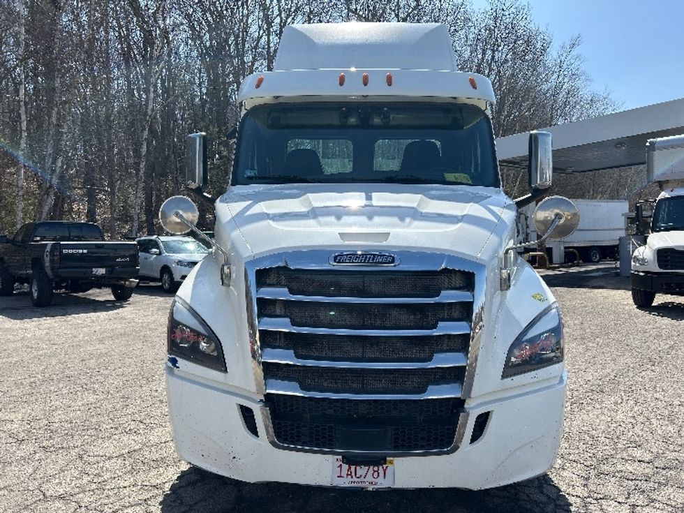 Day Cab Tractor-Heavy Duty Tractors-Freightliner-2019-T11642ST-Auburn-MA-340,319\n\t\tmiles-$ 31,750 - Image 2