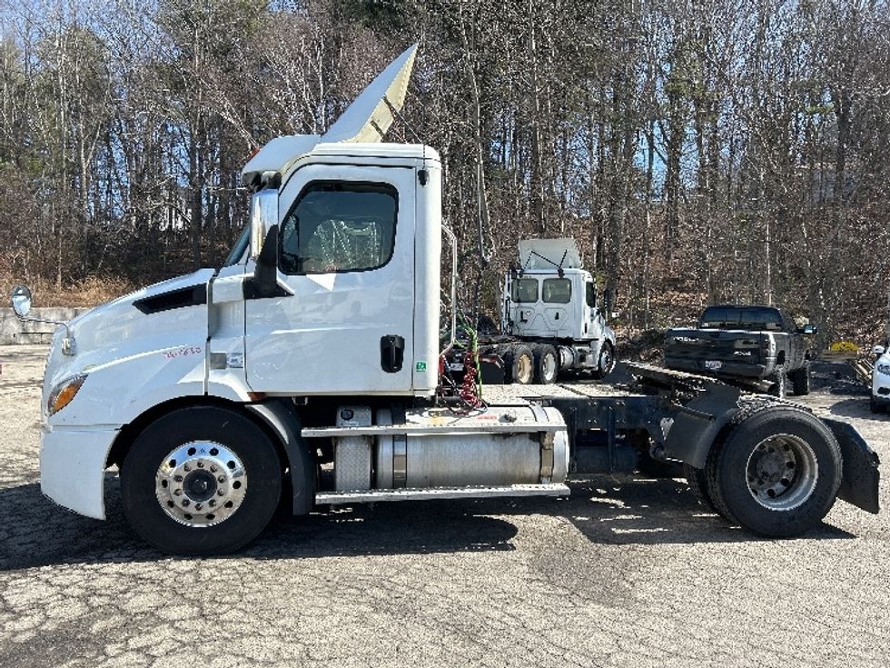 Day Cab Tractor-Heavy Duty Tractors-Freightliner-2019-T11642ST-Auburn-MA-340,319\n\t\tmiles-$ 31,750 - Image 4