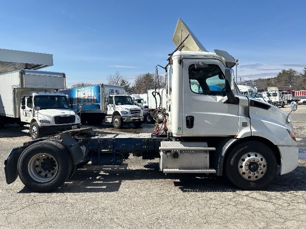 Day Cab Tractor-Heavy Duty Tractors-Freightliner-2019-T11642ST-Auburn-MA-340,319\n\t\tmiles-$ 31,750 - Image 8