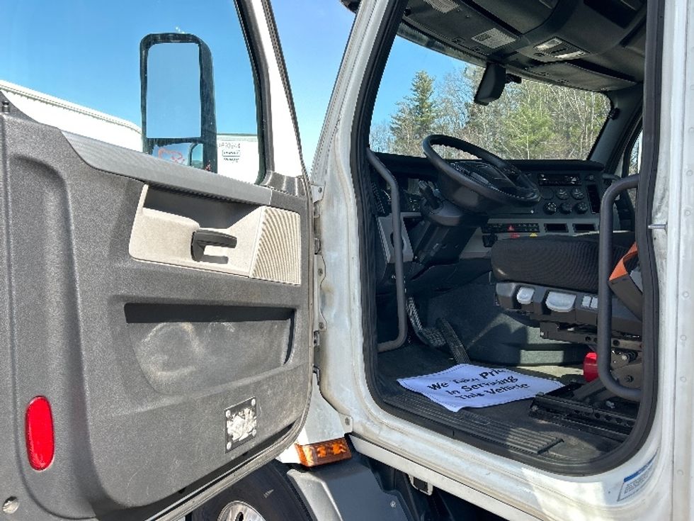 Day Cab Tractor-Heavy Duty Tractors-Freightliner-2019-T11642ST-Auburn-MA-340,319\n\t\tmiles-$ 31,750 - Image 9