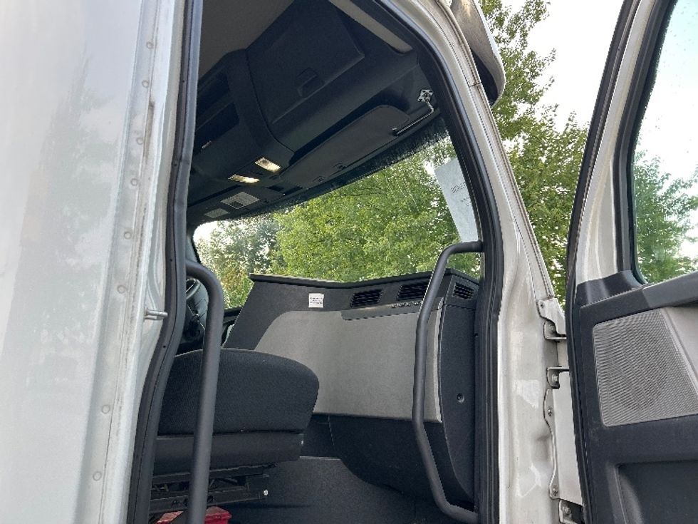 Day Cab Tractor-Heavy Duty Tractors-Freightliner-2019-T11642ST-Chattanooga-TN-466,609\n\t\tmiles-$ 30,250 - Image 12