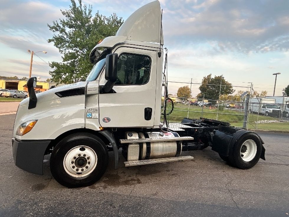Day Cab Tractor-Heavy Duty Tractors-Freightliner-2019-T11642ST-Chattanooga-TN-466,609\n\t\tmiles-$ 30,250 - Image 4
