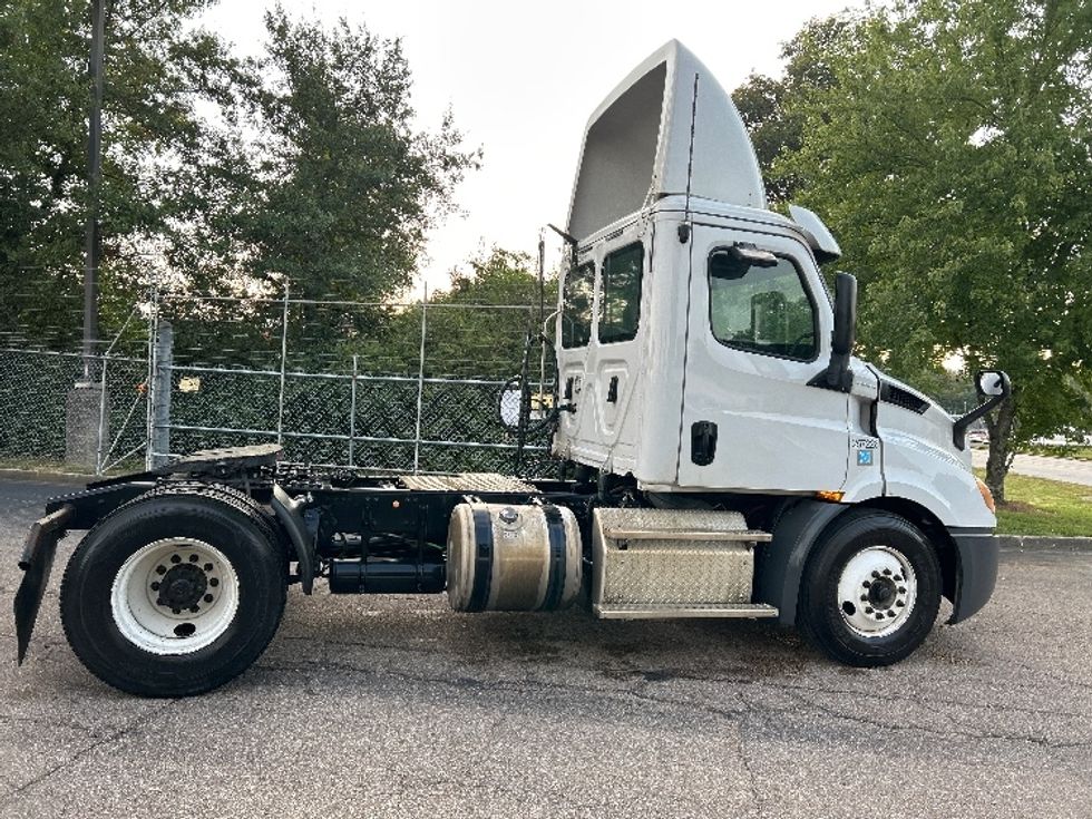 Day Cab Tractor-Heavy Duty Tractors-Freightliner-2019-T11642ST-Chattanooga-TN-466,609\n\t\tmiles-$ 30,250 - Image 8