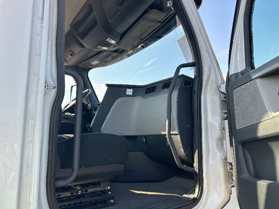 Day Cab Tractor-Heavy Duty Tractors-Freightliner-2019-T11642ST-Chattanooga-TN-485,226\n\t\tmiles-$ 31,250 - Image 12