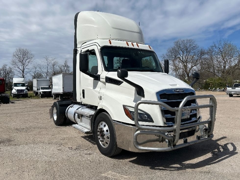 Day Cab Tractor-Heavy Duty Tractors-Freightliner-2019-T11642ST-Earth City-MO-844,946\n\t\tmiles-$ 23,000 - Image 1