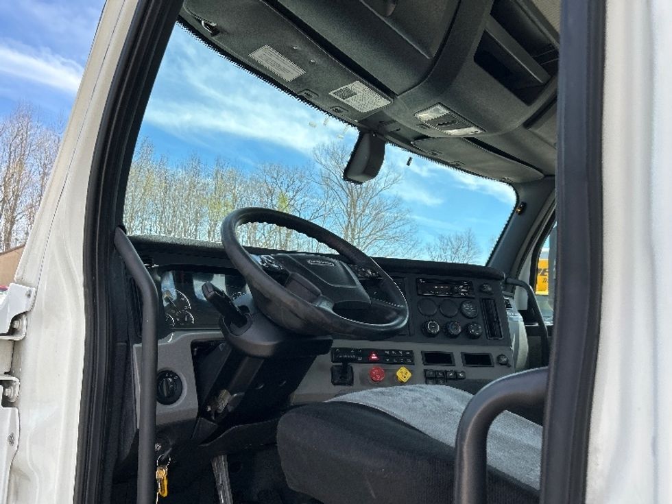 Day Cab Tractor-Heavy Duty Tractors-Freightliner-2019-T11642ST-Earth City-MO-844,946\n\t\tmiles-$ 23,000 - Image 10