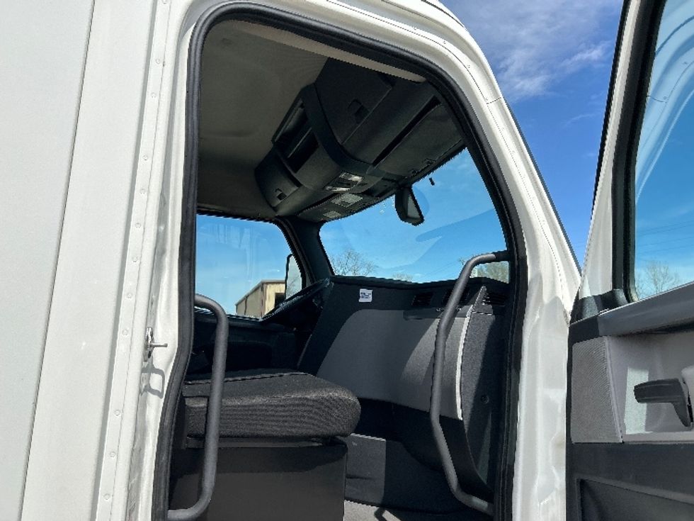 Day Cab Tractor-Heavy Duty Tractors-Freightliner-2019-T11642ST-Earth City-MO-844,946\n\t\tmiles-$ 23,000 - Image 12