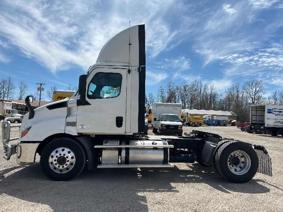 Day Cab Tractor-Heavy Duty Tractors-Freightliner-2019-T11642ST-Earth City-MO-844,946\n\t\tmiles-$ 23,000 - Image 4