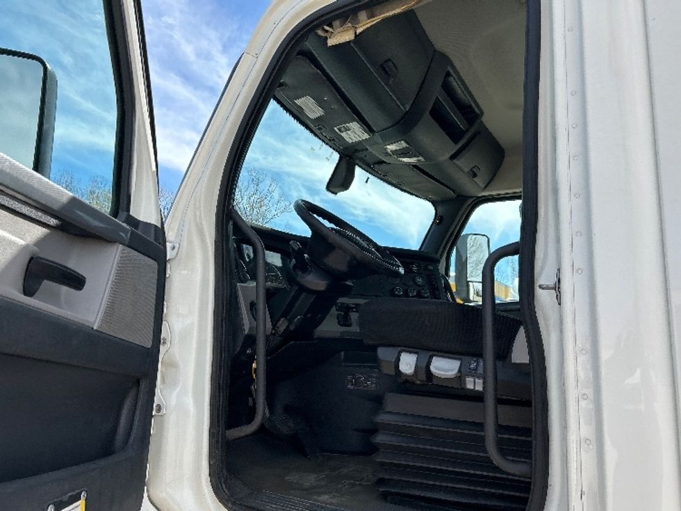 Day Cab Tractor-Heavy Duty Tractors-Freightliner-2019-T11642ST-Earth City-MO-844,946\n\t\tmiles-$ 23,000 - Image 9