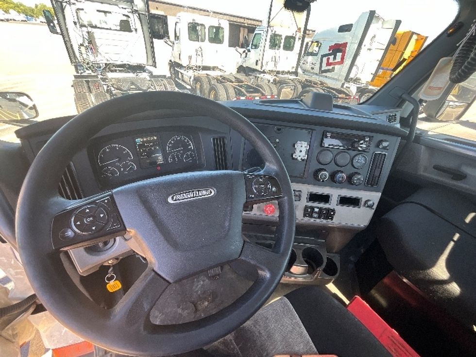Day Cab Tractor-Heavy Duty Tractors-Freightliner-2019-T11642ST-East Chicago-IN-516,752\n\t\tmiles-$ 35,500 - Image 10