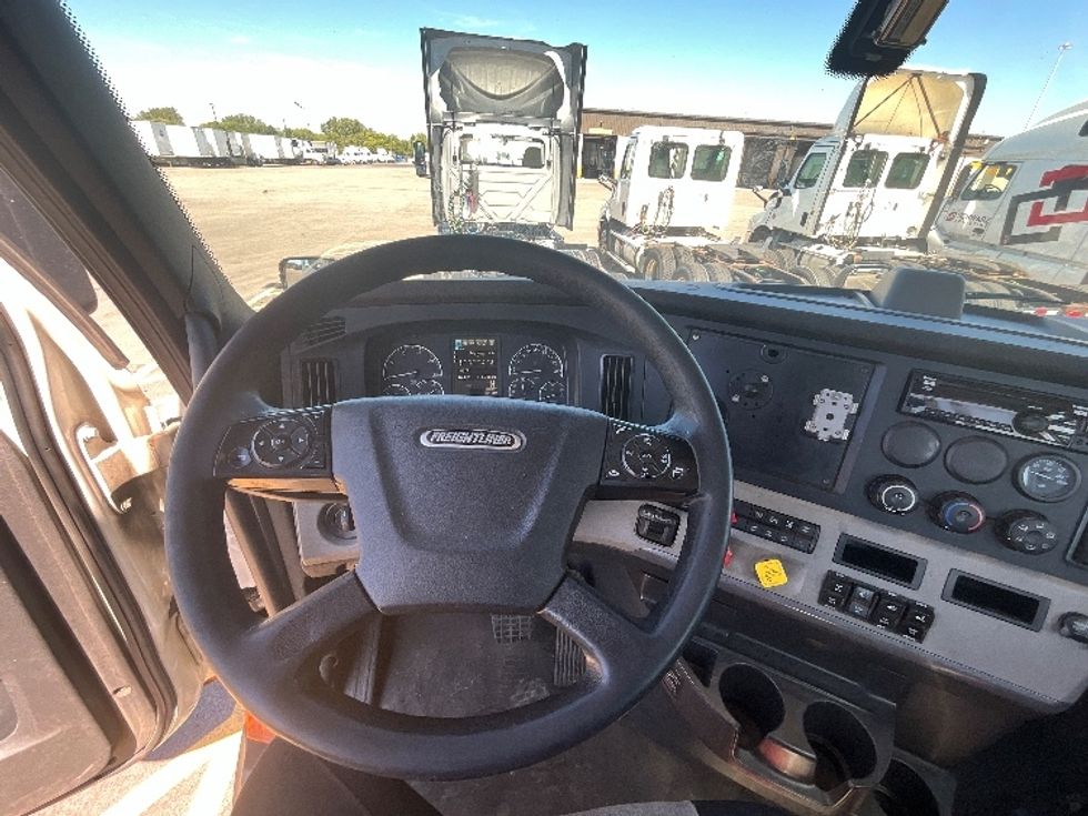 Day Cab Tractor-Heavy Duty Tractors-Freightliner-2019-T11642ST-East Chicago-IN-516,752\n\t\tmiles-$ 35,500 - Image 11