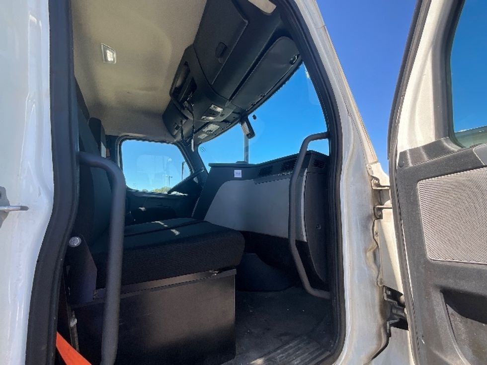 Day Cab Tractor-Heavy Duty Tractors-Freightliner-2019-T11642ST-East Chicago-IN-516,752\n\t\tmiles-$ 35,500 - Image 12