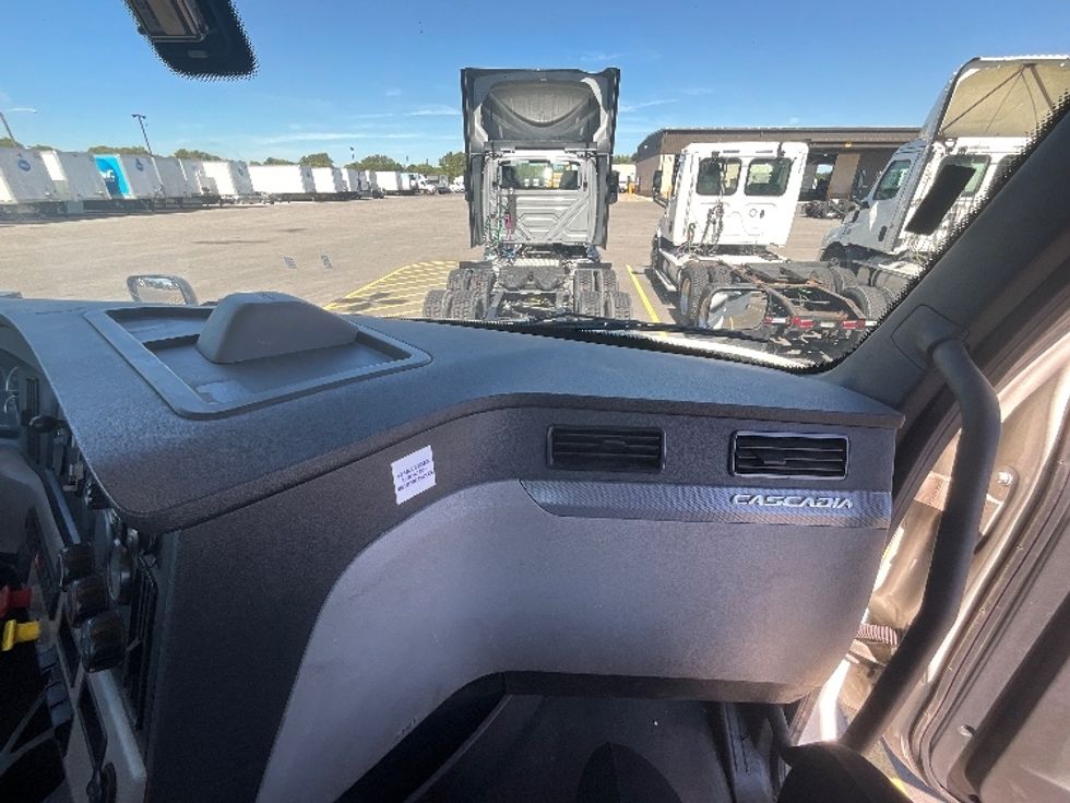 Day Cab Tractor-Heavy Duty Tractors-Freightliner-2019-T11642ST-East Chicago-IN-516,752\n\t\tmiles-$ 35,500 - Image 13