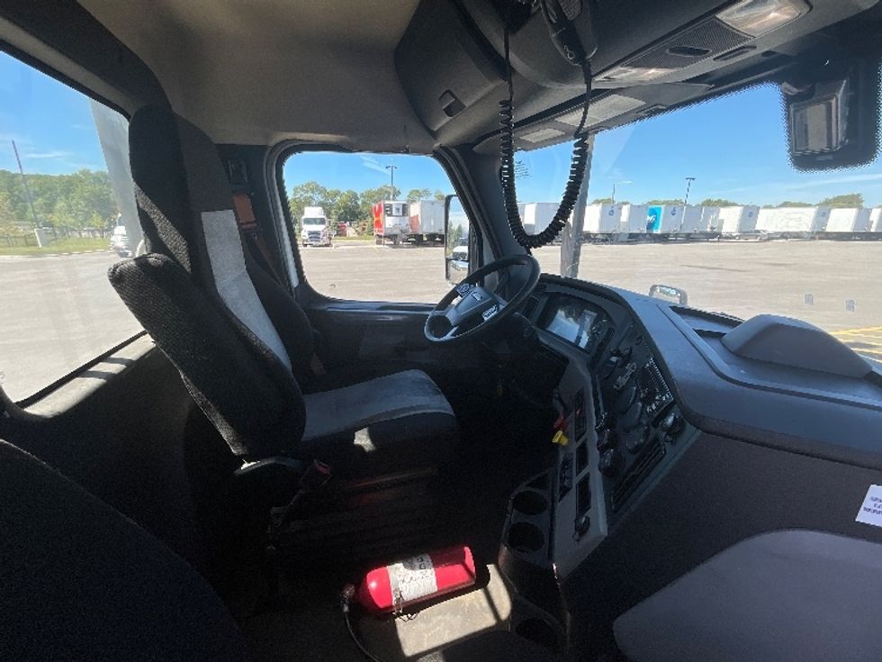 Day Cab Tractor-Heavy Duty Tractors-Freightliner-2019-T11642ST-East Chicago-IN-516,752\n\t\tmiles-$ 35,500 - Image 14