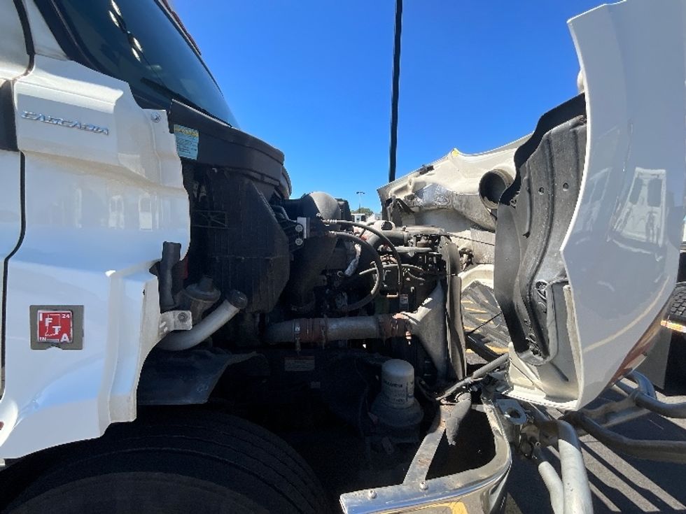 Day Cab Tractor-Heavy Duty Tractors-Freightliner-2019-T11642ST-East Chicago-IN-516,752\n\t\tmiles-$ 35,500 - Image 15