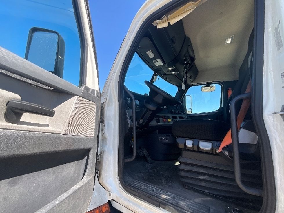 Day Cab Tractor-Heavy Duty Tractors-Freightliner-2019-T11642ST-East Chicago-IN-516,752\n\t\tmiles-$ 35,500 - Image 9