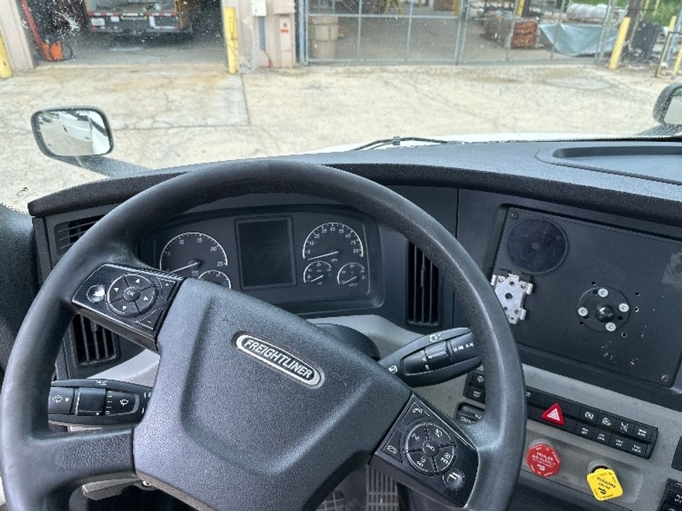 Day Cab Tractor-Heavy Duty Tractors-Freightliner-2019-T11642ST-East Chicago-IN-618,393\n\t\tmiles-$ 31,750 - Image 11