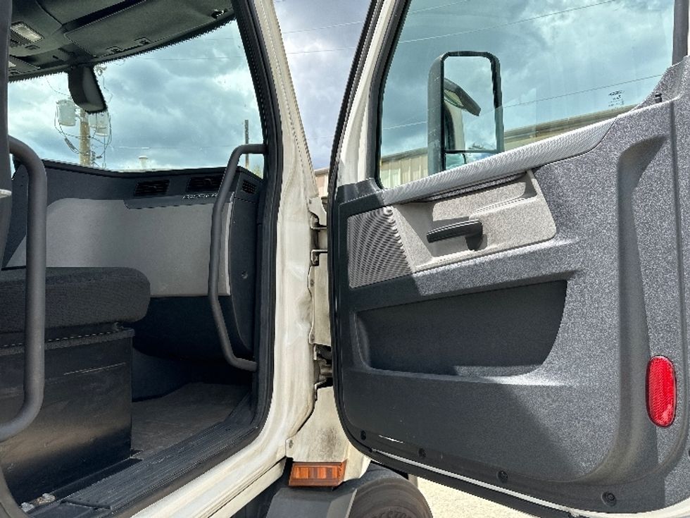 Day Cab Tractor-Heavy Duty Tractors-Freightliner-2019-T11642ST-East Chicago-IN-618,393\n\t\tmiles-$ 31,750 - Image 12