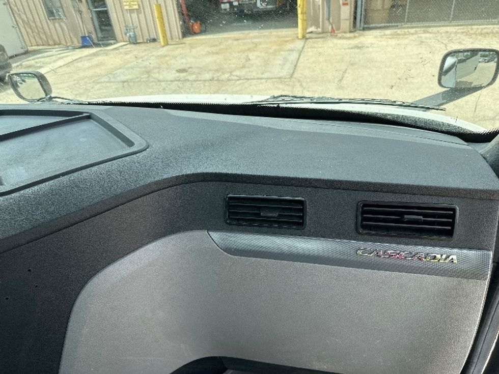 Day Cab Tractor-Heavy Duty Tractors-Freightliner-2019-T11642ST-East Chicago-IN-618,393\n\t\tmiles-$ 31,750 - Image 13