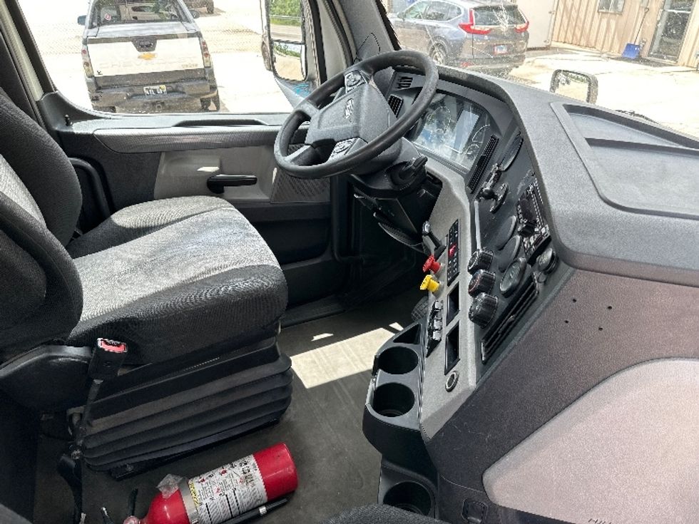 Day Cab Tractor-Heavy Duty Tractors-Freightliner-2019-T11642ST-East Chicago-IN-618,393\n\t\tmiles-$ 31,750 - Image 14