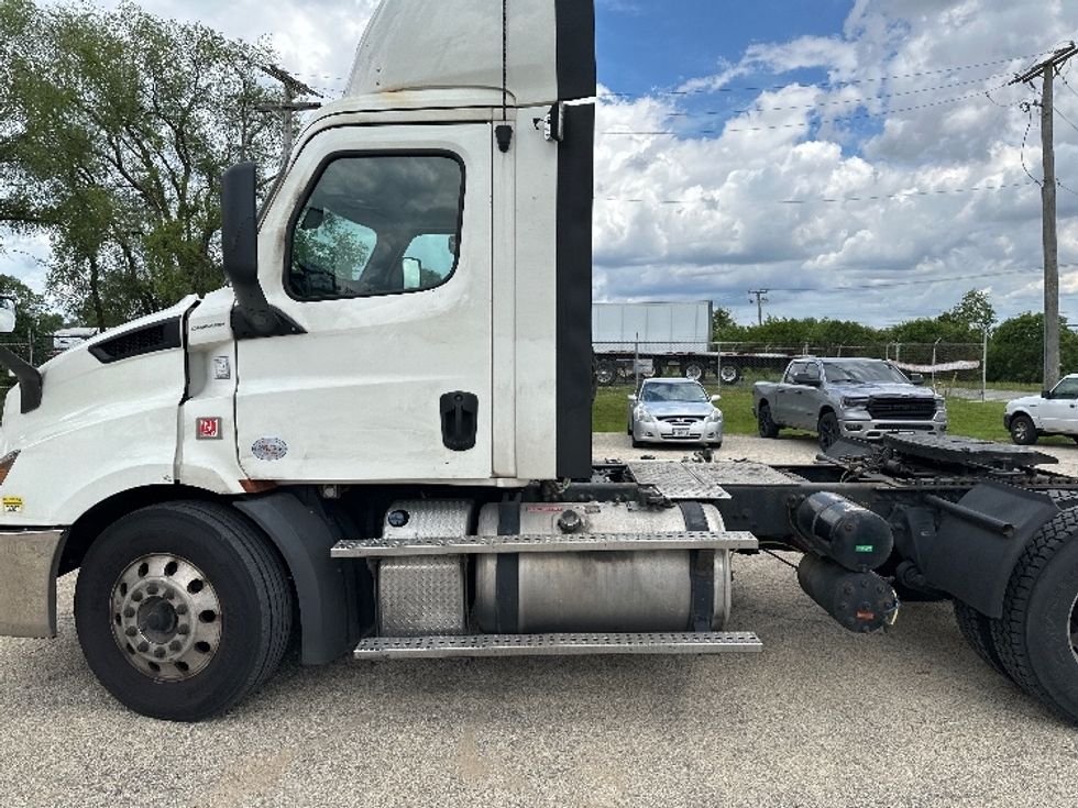 Day Cab Tractor-Heavy Duty Tractors-Freightliner-2019-T11642ST-East Chicago-IN-618,393\n\t\tmiles-$ 31,750 - Image 4