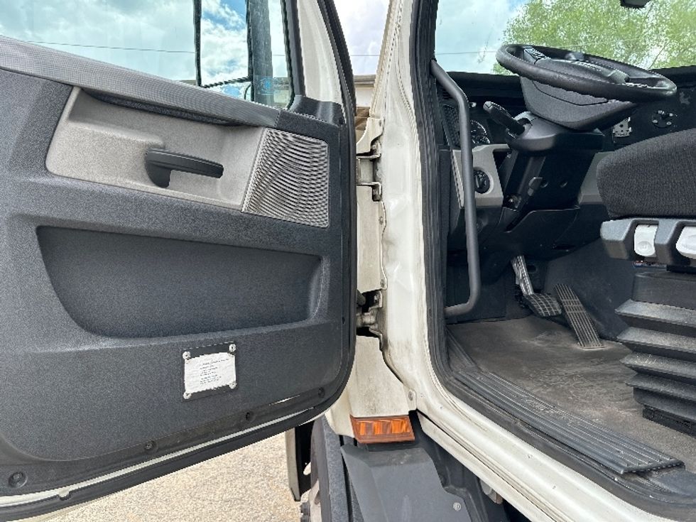 Day Cab Tractor-Heavy Duty Tractors-Freightliner-2019-T11642ST-East Chicago-IN-618,393\n\t\tmiles-$ 31,750 - Image 9