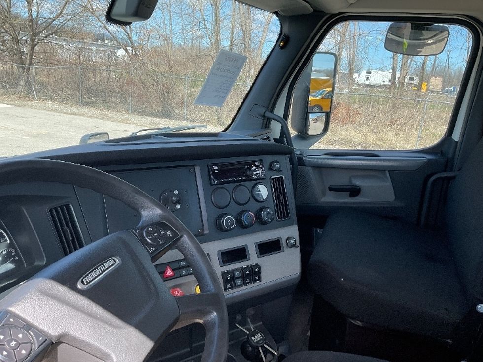 Day Cab Tractor-Heavy Duty Tractors-Freightliner-2019-T11642ST-Flint-MI-228,079\n\t\tmiles-$ 41,500 - Image 10