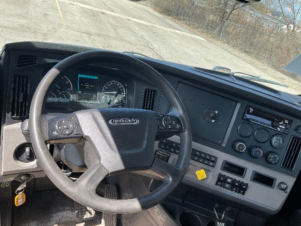 Day Cab Tractor-Heavy Duty Tractors-Freightliner-2019-T11642ST-Flint-MI-228,079\n\t\tmiles-$ 41,500 - Image 11