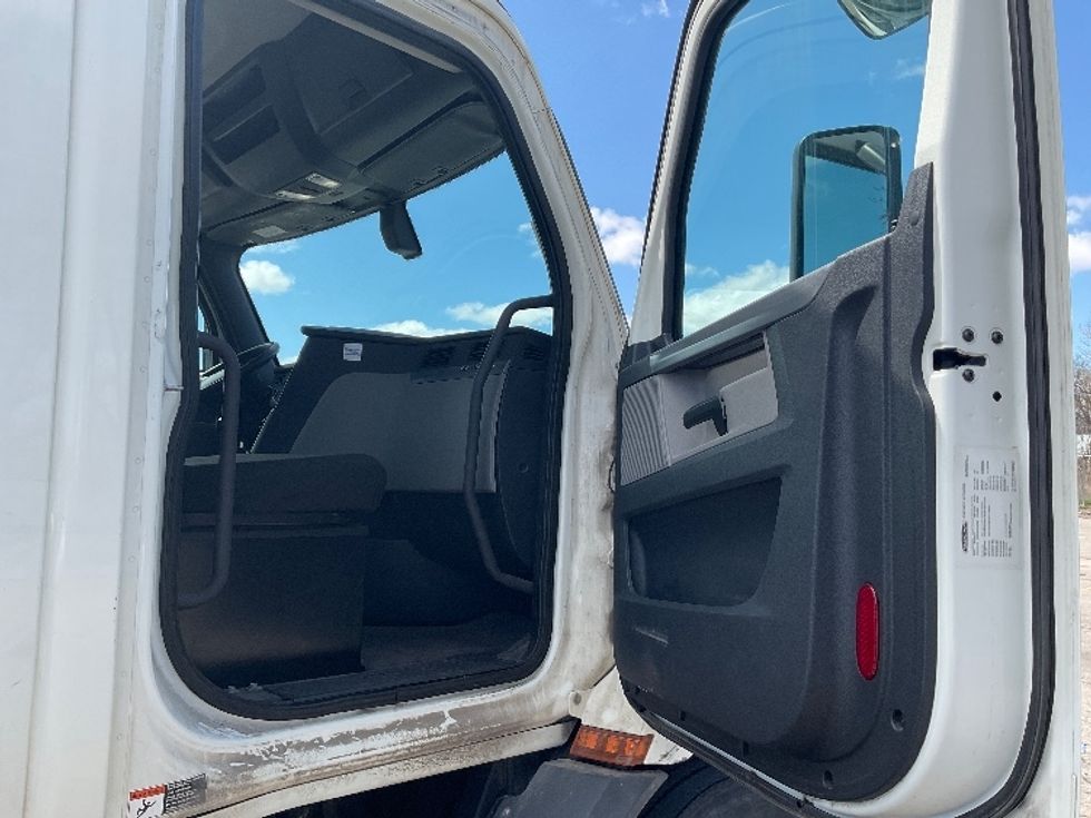 Day Cab Tractor-Heavy Duty Tractors-Freightliner-2019-T11642ST-Flint-MI-228,079\n\t\tmiles-$ 41,500 - Image 12