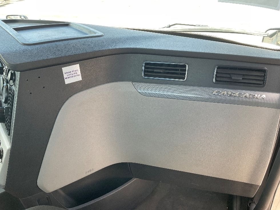 Day Cab Tractor-Heavy Duty Tractors-Freightliner-2019-T11642ST-Flint-MI-228,079\n\t\tmiles-$ 41,500 - Image 13