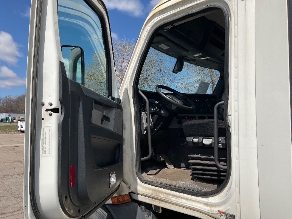 Day Cab Tractor-Heavy Duty Tractors-Freightliner-2019-T11642ST-Flint-MI-228,079\n\t\tmiles-$ 41,500 - Image 9