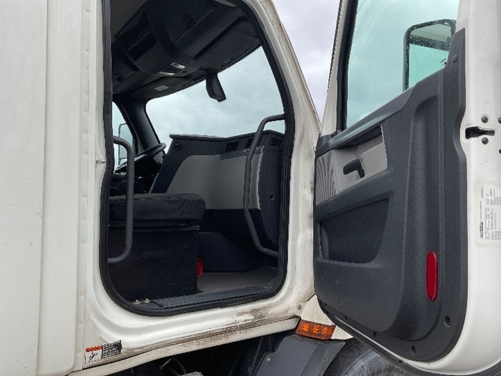 2019 Freightliner Cascadia 116" Day cab photo 12